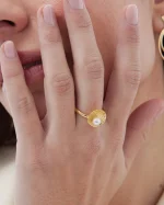 Anel ajustável em prata esterlina banhada a ouro, com concha «Solene» e pérola - Image 2